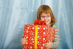 Ragazza Masha che tiene una scatola con un regalo immagine stock Ragazza Masha che tiene una scatola con un regalo immagine stock