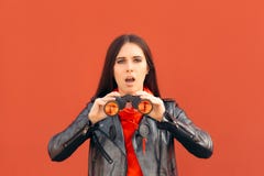 Ragazza millenaria immaginaria che guarda tramite il binocolo fotografia stock Ragazza millenaria immaginaria che guarda tramite il binocolo fotografia stock