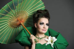 Ragazza nel verde con l'ombrello cinese Immagine Stock Libera da Diritti Ragazza nel verde con l'ombrello cinese Immagine Stock Libera da Diritti