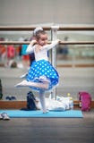Ragazza nella classe di ballo immagini stock Ragazza nella classe di ballo immagini stock