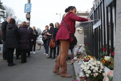Ragazza nera nel tributo di paga di Belgrado alle vittime a Parigi immagine stock libera da diritti Ragazza nera nel tributo di paga di Belgrado alle vittime a Parigi immagine stock libera da diritti