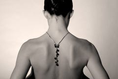 Ragazza nuda con monili Ragazza nuda con monili