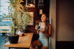 Ragazza sicura bella che sorride e che posa sulla macchina fotografica fotografia stock Ragazza sicura bella che sorride e che posa sulla macchina fotografica fotografia stock