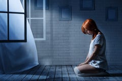 Ragazza sola in una stanza scura Fotografia Stock Libera da Diritti Ragazza sola in una stanza scura Fotografia Stock Libera da Diritti