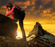 Ragazza su roccia fotografia stock Ragazza su roccia fotografia stock