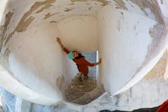 Ragazza teenager che cammina sulle scale che scoprono i nuovi segreti fotografia stock libera da diritti Ragazza teenager che cammina sulle scale che scoprono i nuovi segreti fotografia stock libera da diritti