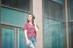 Ragazza teenager dei pantaloni a vita bassa all'aperto di stile di vita che posa da solo al centro urbano immagini stock libere da diritti Ragazza teenager dei pantaloni a vita bassa all'aperto di stile di vita che posa da solo al centro urbano immagini stock libere da diritti