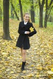 Ragazza teenager felice nella sosta di autunno fotografie stock Ragazza teenager felice nella sosta di autunno fotografie stock