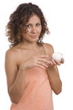 Ragazza in tovagliolo che mette crema sul fronte. fotografia stock libera da diritti Ragazza in tovagliolo che mette crema sul fronte. fotografia stock libera da diritti