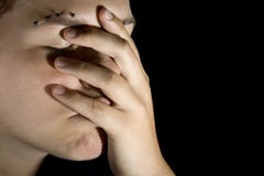 Ragazza triste con la mano sul suo fronte fotografie stock Ragazza triste con la mano sul suo fronte fotografie stock