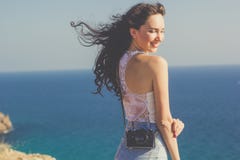 Ragazza turistica che fa foto dalla vecchia macchina fotografica sulla cima della montagna immagini stock Ragazza turistica che fa foto dalla vecchia macchina fotografica sulla cima della montagna immagini stock