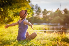 Ragazza in un cappello che gode della natura immagine stock Ragazza in un cappello che gode della natura immagine stock