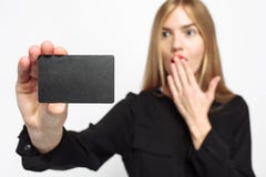Ragazza in vestito nero e con le labbra rosse, con la carta di credito a disposizione, fotografie stock Ragazza in vestito nero e con le labbra rosse, con la carta di credito a disposizione, fotografie stock