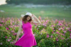 Ragazza in vestito rosa e cappuccio d'annata immagini stock Ragazza in vestito rosa e cappuccio d'annata immagini stock