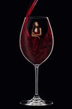 Ragazza in vetro di vino interno del vestito rosso Fotografie Stock Libere da Diritti Ragazza in vetro di vino interno del vestito rosso Fotografie Stock Libere da Diritti