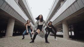 Ragazze che ballano ballo hip-hop moderno nel parcheggio, posando, stile libero contemporaneo, ambiente urbano video d archivio Ragazze che ballano ballo hip-hop moderno nel parcheggio, posando, stile libero contemporaneo, ambiente urbano video d archivio