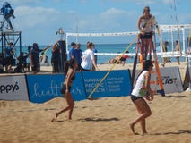 Ragazze che giocano pallavolo della spiaggia fotografie stock Ragazze che giocano pallavolo della spiaggia fotografie stock