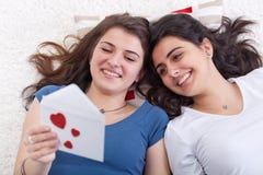 Ragazze che hanno lettera di amore della lettura di divertimento insieme Immagine Stock Libera da Diritti Ragazze che hanno lettera di amore della lettura di divertimento insieme Immagine Stock Libera da Diritti