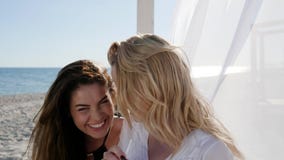 Ragazze fotografate sul telefono, amiche della foto di selfi, cocktail bevente, incontrante le amiche sulla spiaggia, video d archivio Ragazze fotografate sul telefono, amiche della foto di selfi, cocktail bevente, incontrante le amiche sulla spiaggia, video d archivio