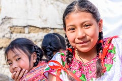 Ragazze indigene tradizionalmente vestite nella parata, Guatemala immagine stock Ragazze indigene tradizionalmente vestite nella parata, Guatemala immagine stock