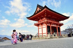 Ragazze turistiche in kimono tradizionale che camminano al tempio Kyoto, Giappone di Kiyomizu-dera fotografie stock libere da diritti Ragazze turistiche in kimono tradizionale che camminano al tempio Kyoto, Giappone di Kiyomizu-dera fotografie stock libere da diritti