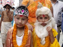 Ragazzini nel festival delle mucche Gaijatra Ragazzini nel festival delle mucche Gaijatra