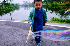 Ragazzino che fa le bolle di sapone Fotografie Stock Ragazzino che fa le bolle di sapone Fotografie Stock