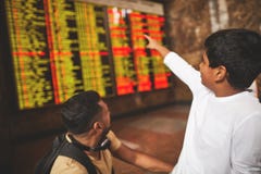 Ragazzino indù piacevole che indica il bordo di partenza immagini stock libere da diritti Ragazzino indù piacevole che indica il bordo di partenza immagini stock libere da diritti