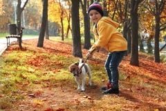 Ragazzino sveglio con il suo animale domestico in parco immagine stock libera da diritti Ragazzino sveglio con il suo animale domestico in parco immagine stock libera da diritti