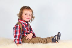 Ragazzino in vestiti rurali fotografie stock Ragazzino in vestiti rurali fotografie stock