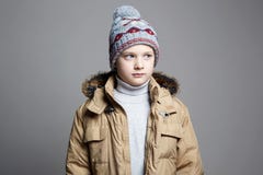 Ragazzo alla moda in tuta sportiva di inverno fotografia stock Ragazzo alla moda in tuta sportiva di inverno fotografia stock