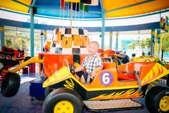 Ragazzo che conduce automobile in parco amusemant immagine stock Ragazzo che conduce automobile in parco amusemant immagine stock