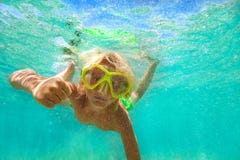 Ragazzo che dà pollice su mentre nuotando underwater immagini stock Ragazzo che dà pollice su mentre nuotando underwater immagini stock