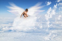 Ragazzo con Angel Wings che vola intorno nel cielo Immagini Stock Libere da Diritti Ragazzo con Angel Wings che vola intorno nel cielo Immagini Stock Libere da Diritti