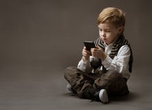 Ragazzo con il telefono cellulare Fotografia Stock Ragazzo con il telefono cellulare Fotografia Stock