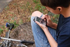 Ragazzo con l'aggeggio vicino alla bici Immagine Stock Libera da Diritti Ragazzo con l'aggeggio vicino alla bici Immagine Stock Libera da Diritti