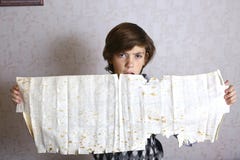 Ragazzo con lo strato armeno del lavash fotografia stock Ragazzo con lo strato armeno del lavash fotografia stock