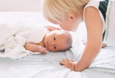 Ragazzo del bambino che bacia la ragazza di neonato Fratello e sorella fotografie stock Ragazzo del bambino che bacia la ragazza di neonato Fratello e sorella fotografie stock
