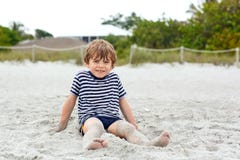 Ragazzo del bambino divertendosi sulla spiaggia tropicale Immagine Stock Ragazzo del bambino divertendosi sulla spiaggia tropicale Immagine Stock