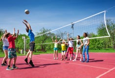 Ragazzo di salto durante il gioco di pallavolo sulla corte Fotografia Stock Libera da Diritti Ragazzo di salto durante il gioco di pallavolo sulla corte Fotografia Stock Libera da Diritti