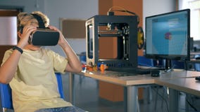 Ragazzo di scuola che utilizza la cuffia avricolare di realtà virtuale che esplora realtà virtuale 3D nel laboratorio di scienza stock footage Ragazzo di scuola che utilizza la cuffia avricolare di realtà virtuale che esplora realtà virtuale 3D nel laboratorio di scienza stock footage
