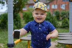 Ragazzo europeo sveglio che gioca con una macchina da scrivere sul campo da giuoco fotografia stock Ragazzo europeo sveglio che gioca con una macchina da scrivere sul campo da giuoco fotografia stock