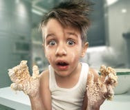 Ragazzo sorridente che impasta la pasta Immagini Stock Libere da Diritti Ragazzo sorridente che impasta la pasta Immagini Stock Libere da Diritti