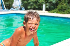 Ragazzo sorridente nella piscina immagini stock Ragazzo sorridente nella piscina immagini stock