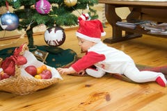 Ragazzo sotto l'albero di Natale fotografia stock Ragazzo sotto l'albero di Natale fotografia stock