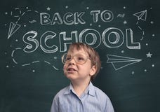 Ragazzo sveglio con di nuovo al concetto della scuola fotografie stock Ragazzo sveglio con di nuovo al concetto della scuola fotografie stock
