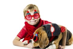 Ragazzo sveglio e cane divertente del cane da lepre in occhiali da sole festivi fotografia stock libera da diritti Ragazzo sveglio e cane divertente del cane da lepre in occhiali da sole festivi fotografia stock libera da diritti