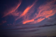 raggi dal sole dopo i tramonti che riflettono sulle nuvole immagine stock libera da diritti raggi dal sole dopo i tramonti che riflettono sulle nuvole immagine stock libera da diritti