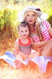 Raggi del sole, della madre e del bambino Immagini Stock Libere da Diritti Raggi del sole, della madre e del bambino Immagini Stock Libere da Diritti