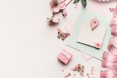 Raillez de la carte de voeux féminine de vacances dans la couleur en pastel pâle avec les fleurs, le boîte-cadeau, le ruban et le photographie stock libre de droits Raillez de la carte de voeux féminine de vacances dans la couleur en pastel pâle avec les fleurs, le boîte-cadeau, le ruban et le photographie stock libre de droits
